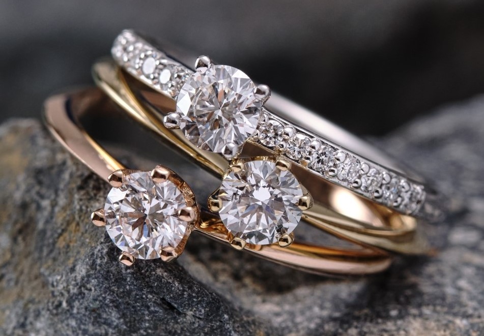 Kolik by měl stát zásnubní prsten?