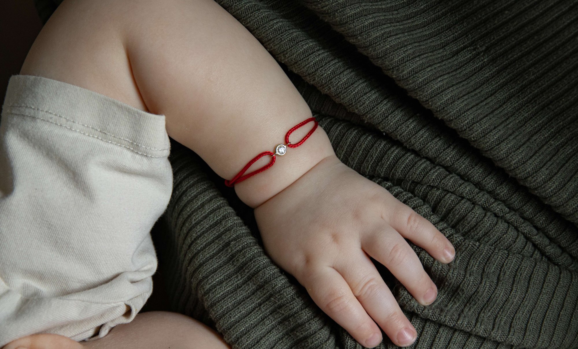 Nezapomenutelný dárek pro novorozená miminka: Šperk s diamantem, který roste s nimi