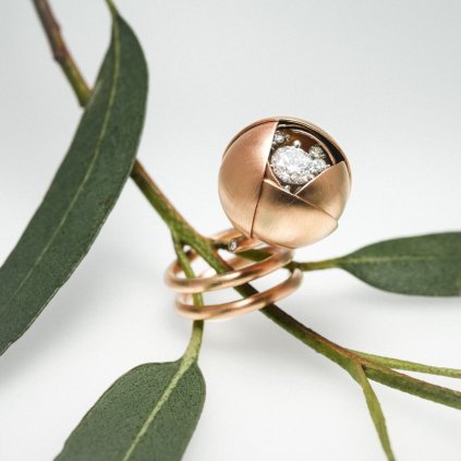 Prsten z růžového zlata s diamanty Pivoňka