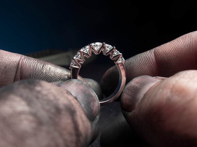 Luxury: Pierwsza kolekcja złotej biżuterii z diamentami wyhodowanymi w laboratorium w Czechach