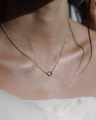 Kdo z vás už řetízku Granulace No. 108 propadl… nebo ho dokonce nosí? 🤍 . Fotky @annastejskalovafoto_ . . . #granulace...