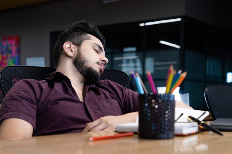 unavený muž spí v práci
