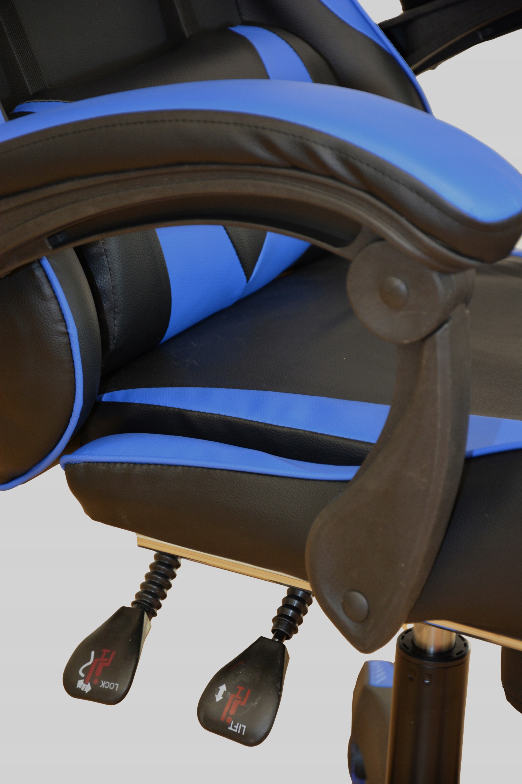 OTOČNÁ HERNÍ ŽIDLE PRO HRÁČE S ERGONOMICKOU PODNOŽKOU Hloubka nábytku 63 cm