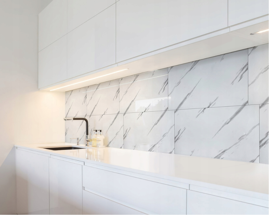 10x SAMOLEPICÍ BÍLÝ MRAMOROVÝ PVC LESKLÝ Koanni Počet kusů v balení 1 ks.