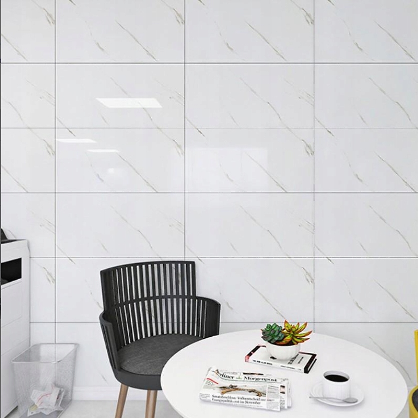 10x SAMOLEPICÍ BÍLÝ MRAMOROVÝ PVC LESKLÝ Koanni Tloušťka 1.5 mm