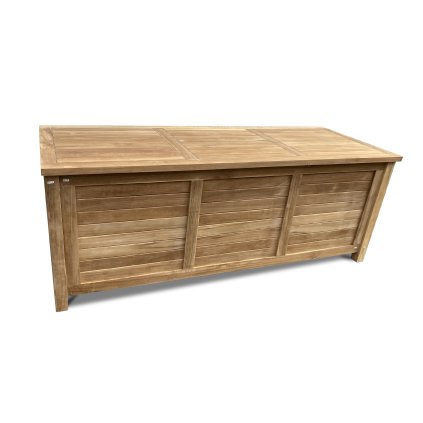 Záhradná drevená truhlica na vankúše.