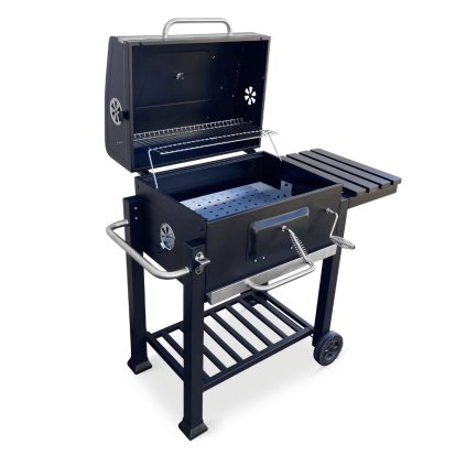 Kovový BBQ gril s reguláciou výšky ohniska, 2 odkladacími policami a madlom pre jednoduché presunutie.