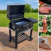 Kovový BBQ gril s regulací výšky topeniště, 2 odkládacími policemi a madlem pro snadné přesunutí