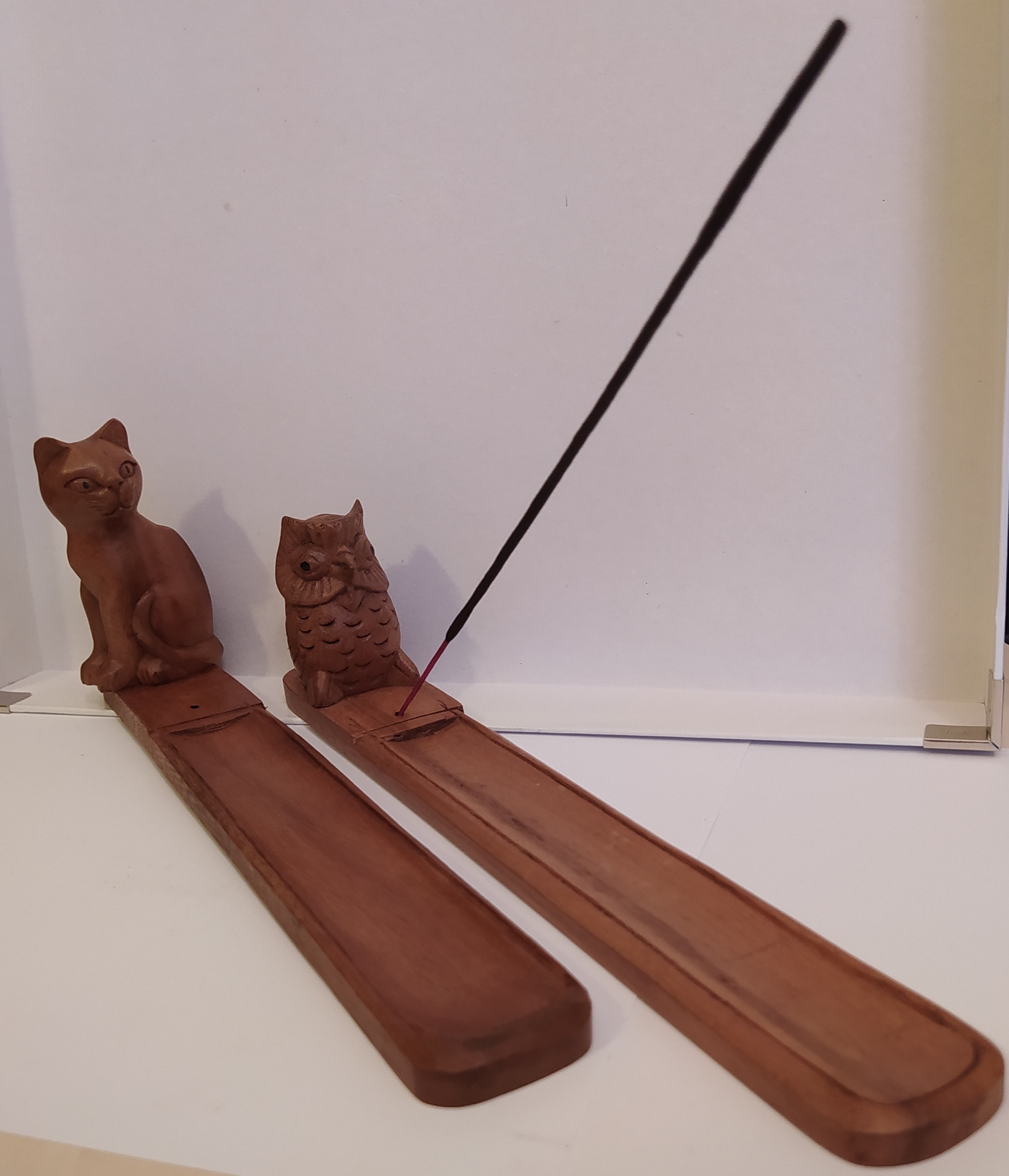Stojánek na vonné tyčky provedení - vzhled, materiál: dřevo - plochý se zvířátkem, dlouhý cca 30 cm