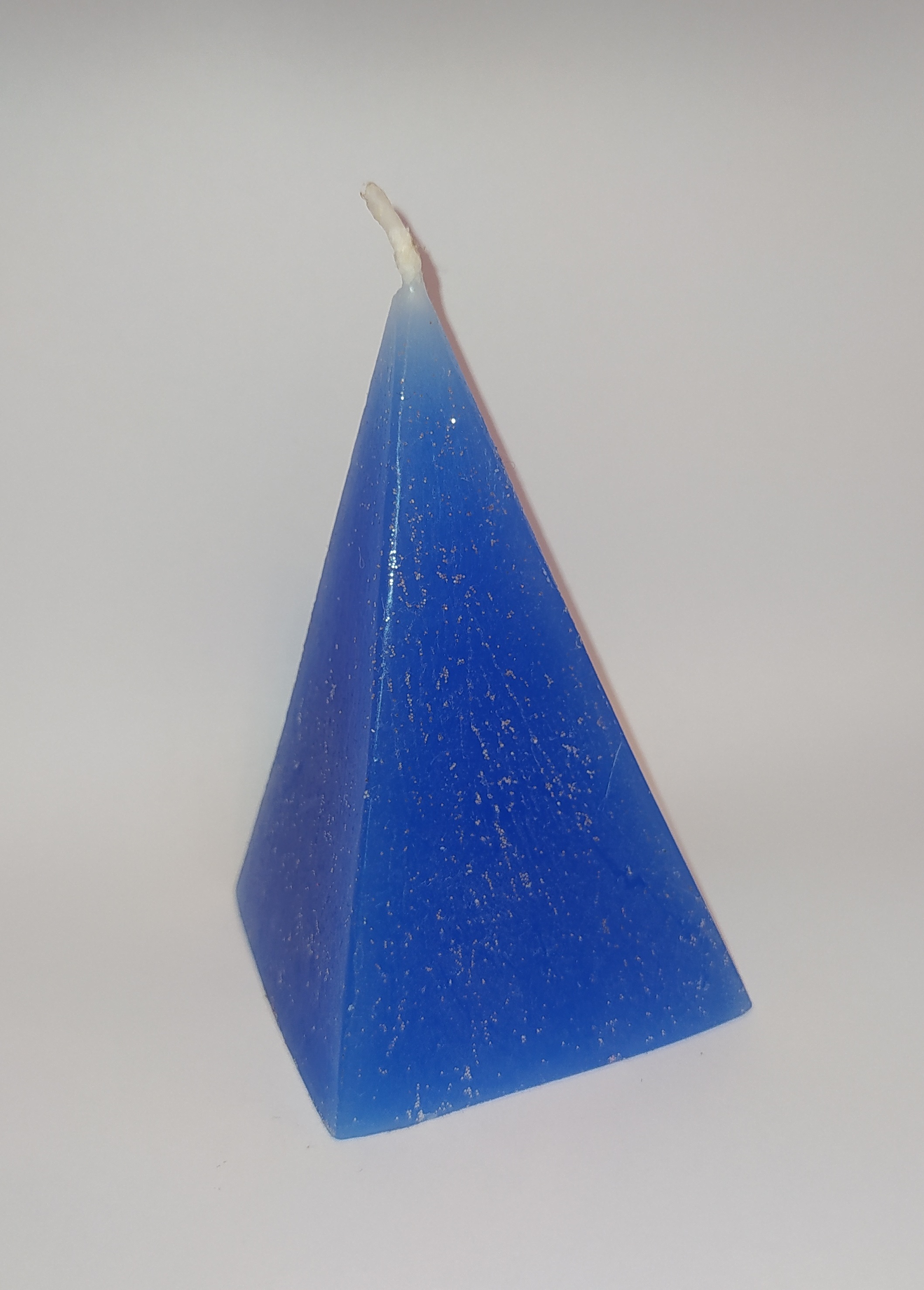 Svíčka z vosku druhy a velikosti: jehlan - 65 x 65mm