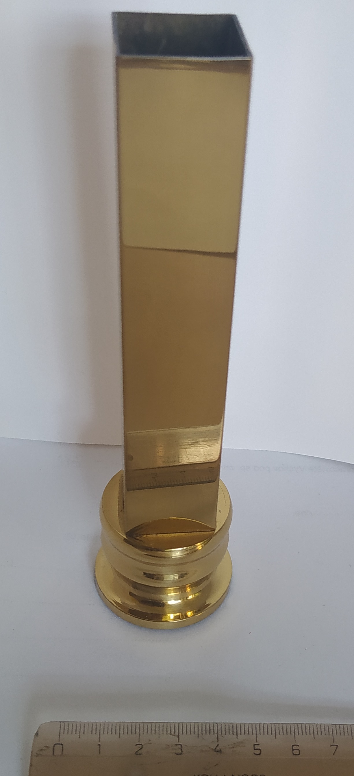 Vázička mosazná leštěná