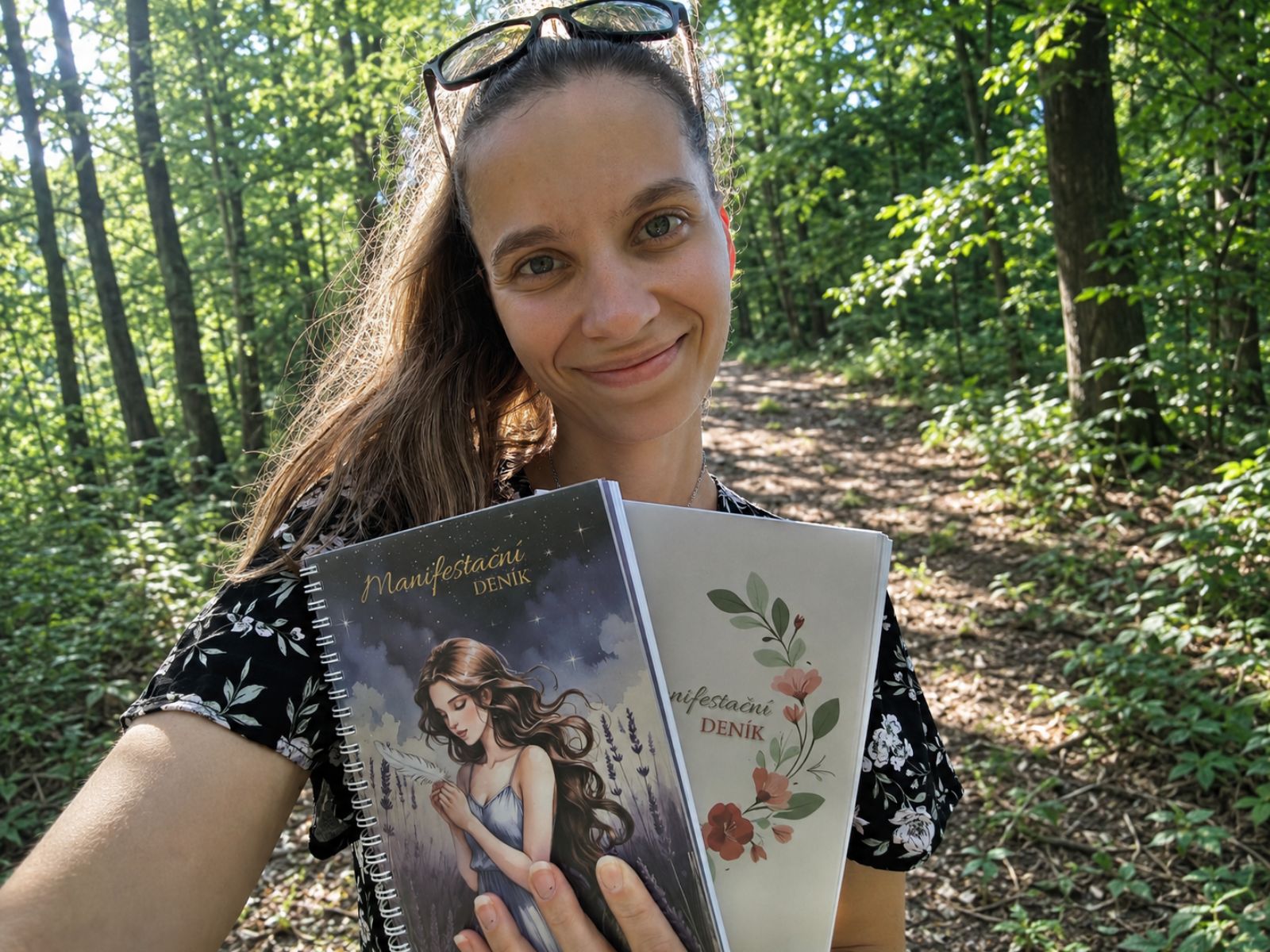 Stefanie s manifestačními deníky na lesní cestě