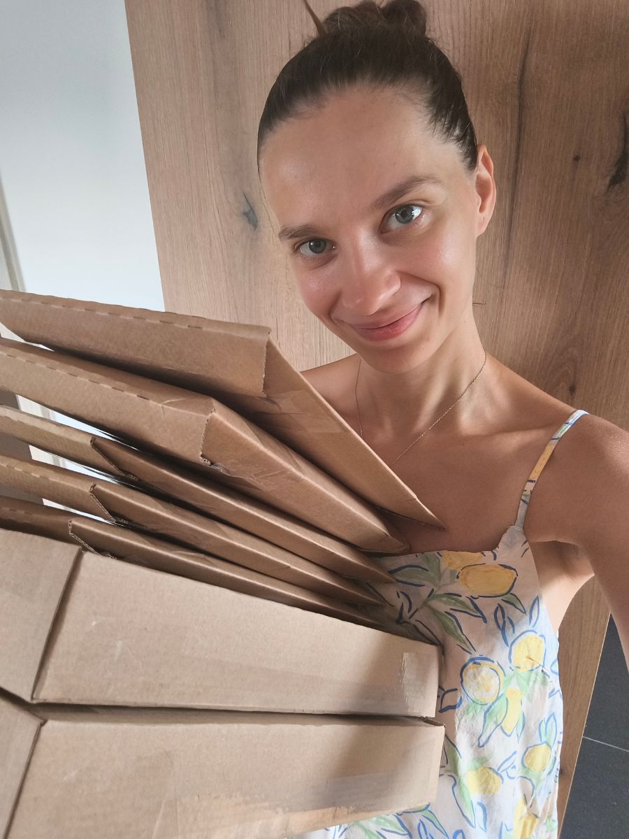 Stefanie při přípravě a balení objednávek Tichá slova