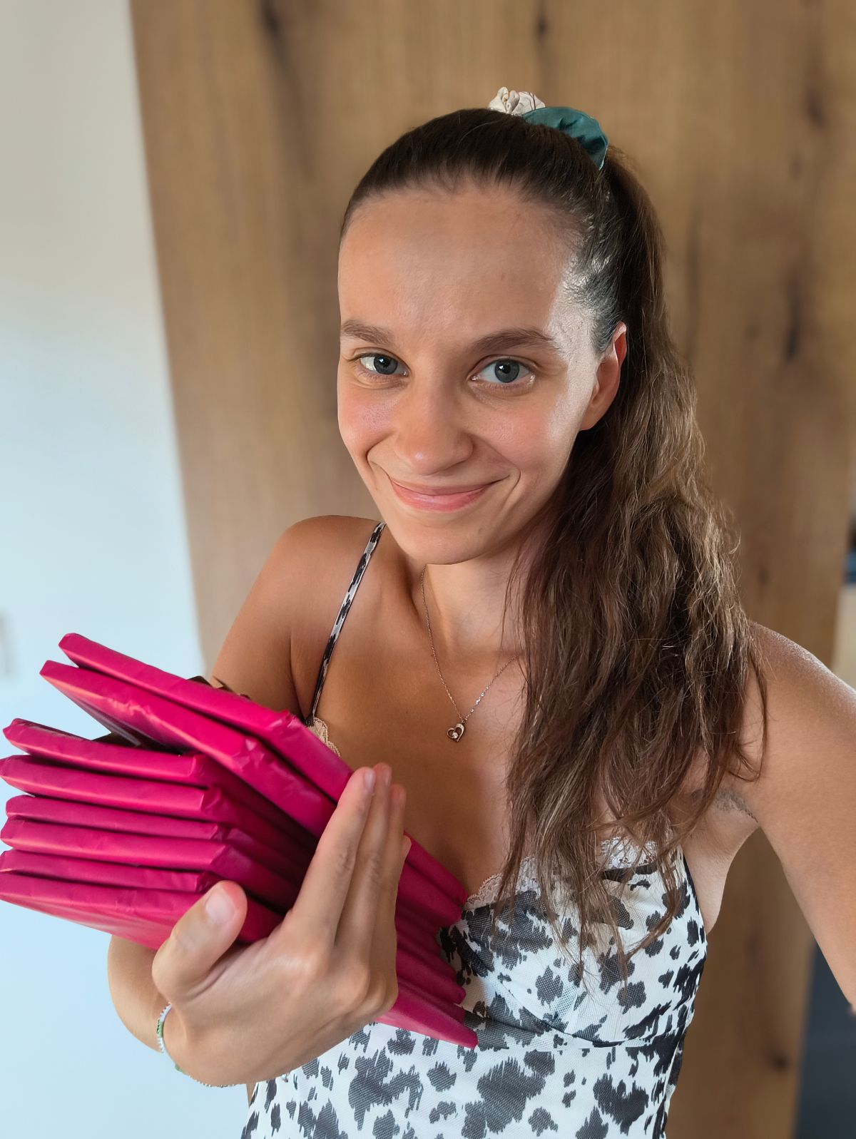 Stefanie s ručně zabalenými balíčky Tichá slova