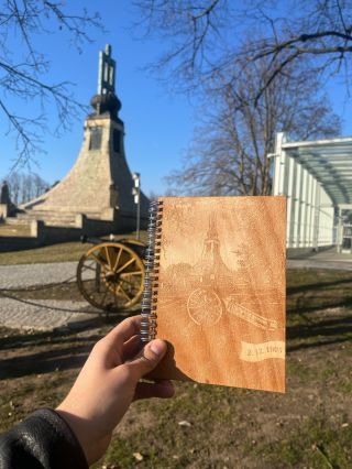 Historie v dřevě! 🪵🇫🇷 Máme hotovo! Pro @mohylamiru jsme vytvořili tuhle speciální zakázku suvenýrů: 📔 Gravírované deníky s...