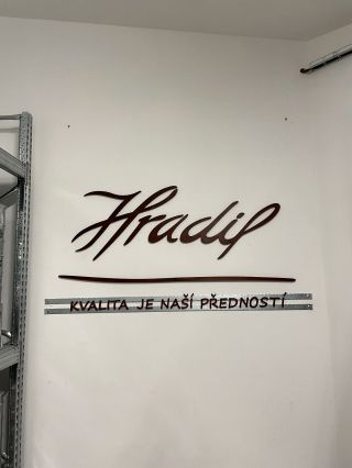 Měli jsme tu čest spolupracovat s rodinným Vinařstvím @vinohradil a výsledek nás baví! Propojili jsme přírodní dřevo s...