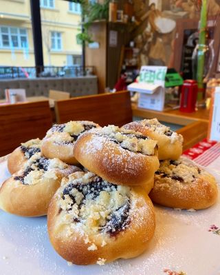 Stejně tak jako kávu, mame rádi dobře odvedenou práci. ☕️🪚 Pro @gimmicafe jsme tvořili tyhle vyladěné detaily – od ručně...
