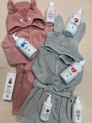 🛁 Čas na kúpeľ plný hebkosti a vôní 🍑🍎🫐 Naše malé rituály po kúpeli sú teraz ešte príjemnejšie s jemnými prípravkami Linea...