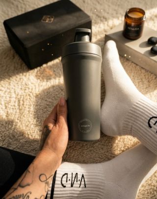 Zaslúžená odmena po tréningu. 🥛✨ Ruku na srdce – mala som už v rukách kadejaké fitness fľaše, ale tento matný šejker od...