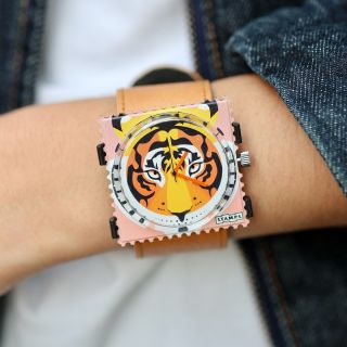Pohodový den, kafe na sluníčku a outfit, co ti sedí 🌞 Přesně do toho zapadnou STAMPS. Vyber si svoje na e-shopu....