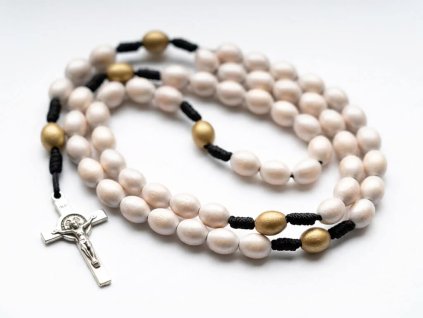 ruzenec z drevenych koralku bila zlata