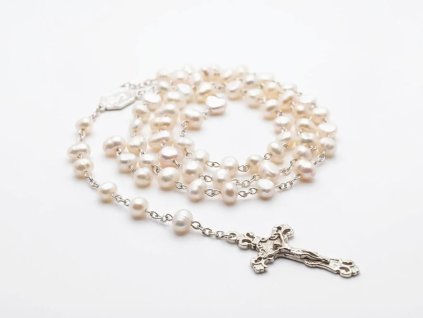 ruzenec z bilych prirodnich ricnich perel
