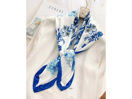 bily satek s jasne modrymi kvety modrobila kombinace elegantni doplnek studene barvy tina moda