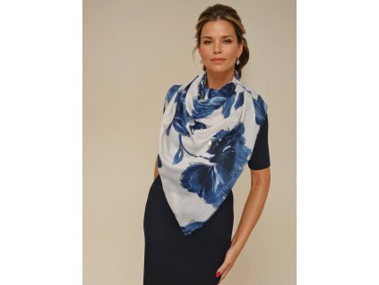 bila bavlnena sala s velkymi modrymi kvety studene barvy zdobeno trpytivym zlatem modra tmava blankytna tina moda 01779 (1)