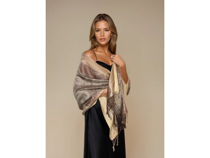 zlata bezova hneda elegantni sala ton v tonu teple odstiny damska panska i stola do spolecnosti tinamoda (1)