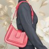elegantni cervena tuha kabelka crossbody na rameno do ruky zdobena vytlacovani na zip tina moda 2900106