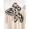 leopardi satek se vzorem zvireci srsti smetanovy cerny hnedy gepard must have doplnek k saku ke krku na hlavu tina moda hedvabnysvet 0211 (9)