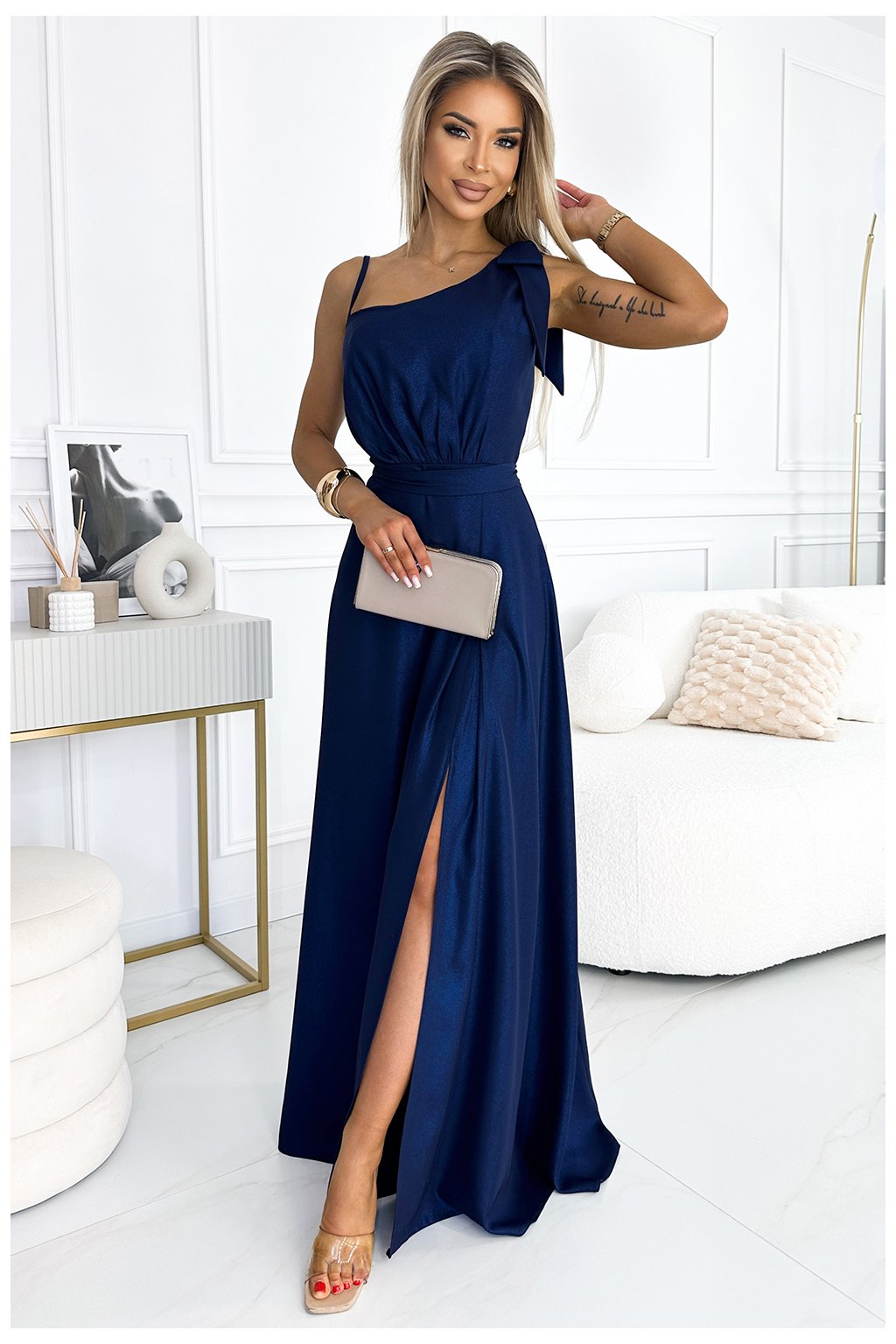 528-1 Dlhé lesklé maxi šaty na jedno rameno s mašľou - tmavomodré