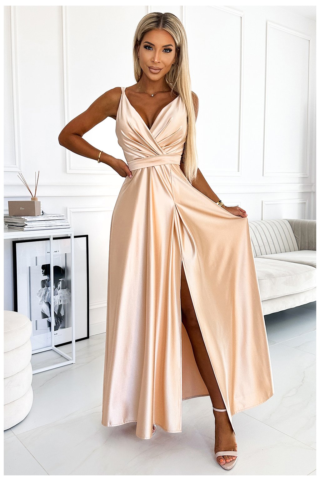 498-5 Dlouhé saténové šaty s výstřihem a dvojitými ramínky - zlaté (Veľkosť S)
