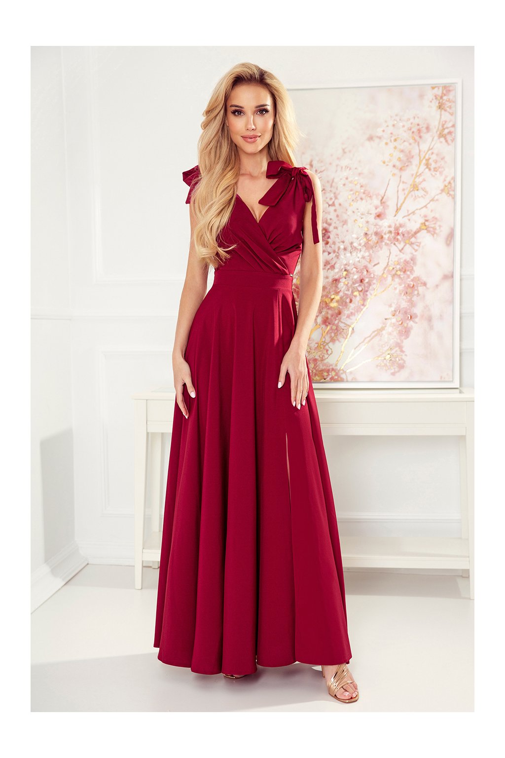 405-1 Dlhé šaty s výstrihom a viazaním na ramenách ELENA - bordová