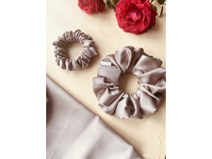 Saténová scrunchie Latte