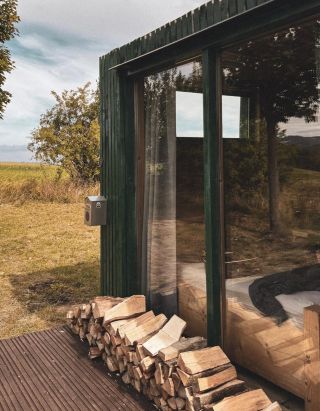 Hvězdná obloha, vůně lučních květin a výhled do okolí s vrcholky Jeseníků ⛰️ Louka 🌾 kontejner uprostřed přírody, kde se...