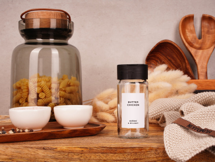 Butter chicken - vinylová samolepka na kořenku - ELEGANCE