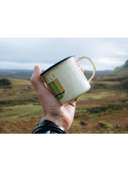 Enamel mug in the hand of a man outdoors Oldřiš střed (12)