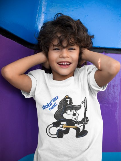 kid covering his ears wearing a tshirt mockup a17863