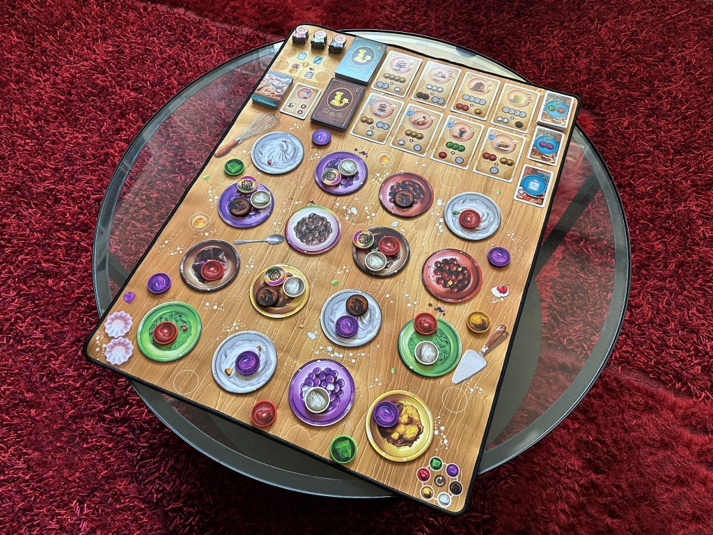 TLAMA games Sladká tečka: Klání cukrářů - Herní podložka Obrázek