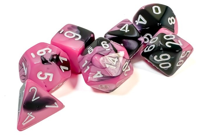 TLAMA games Sada 7 dvoubarevných perleťových kostek pro RPG Barva: černá/růžová