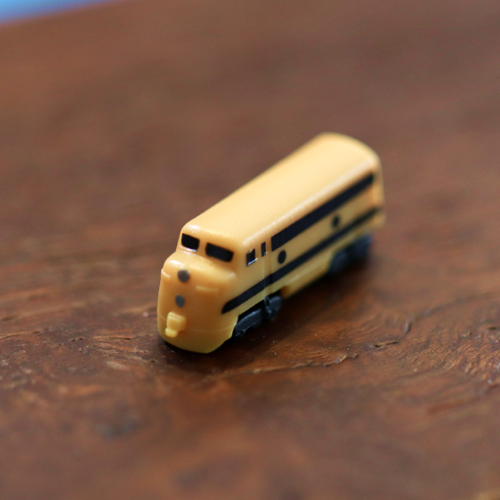 Little Plastic Train Company Miniatury vláčků Barva: The Hornet (žlutá) (Deluxe Board Game Train Set)