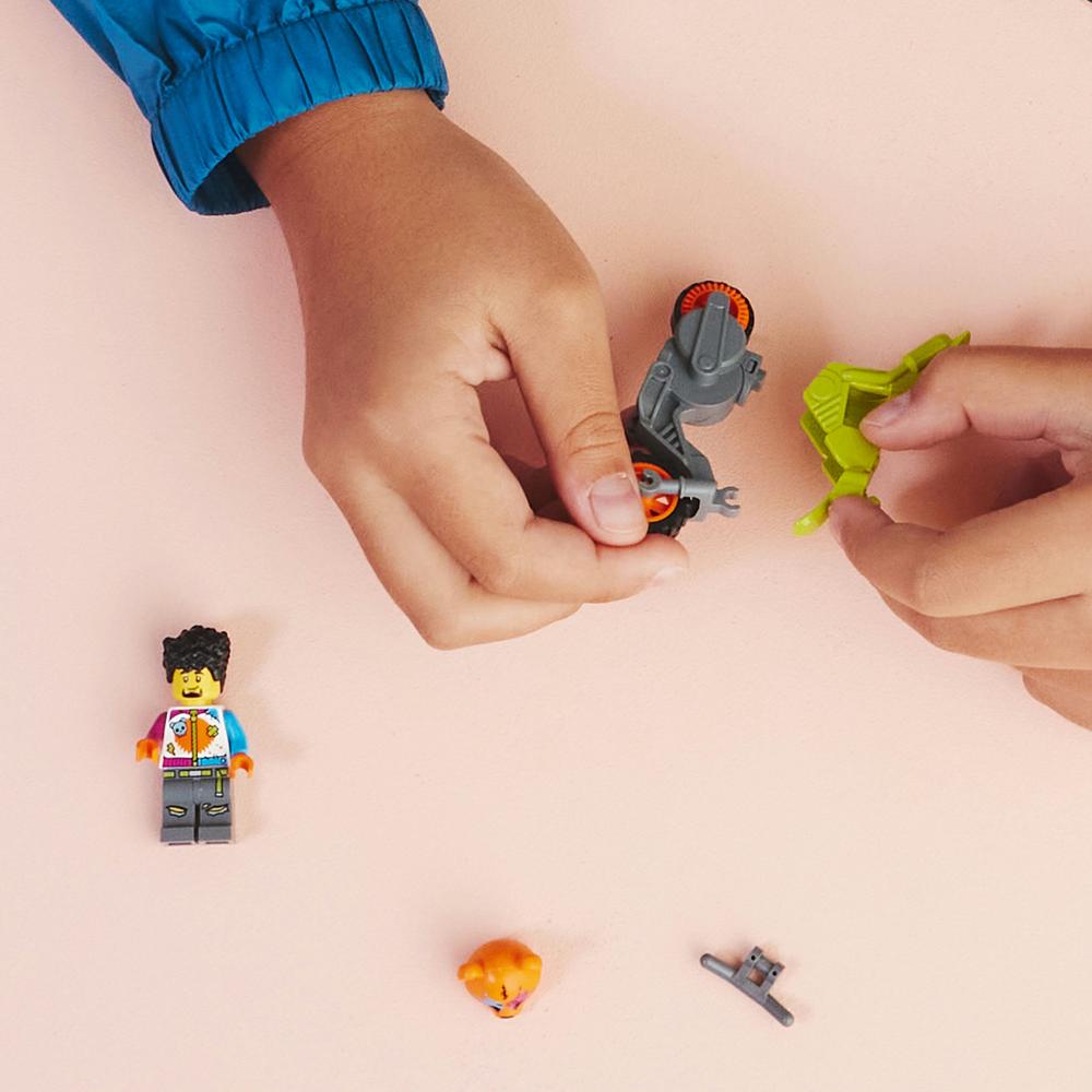 LEGO® Medvěd a kaskadérská motorka 60356 Obrázek