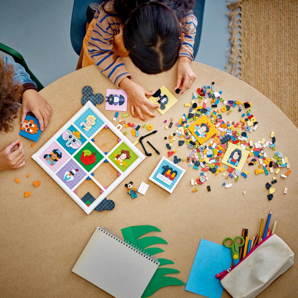 LEGO® 100 let oblíbených animovaných postav Disney 43221 Obrázek