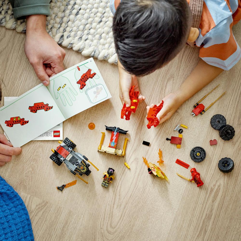 LEGO® Kai a Ras v duelu auta s motorkou 71789 Obrázek
