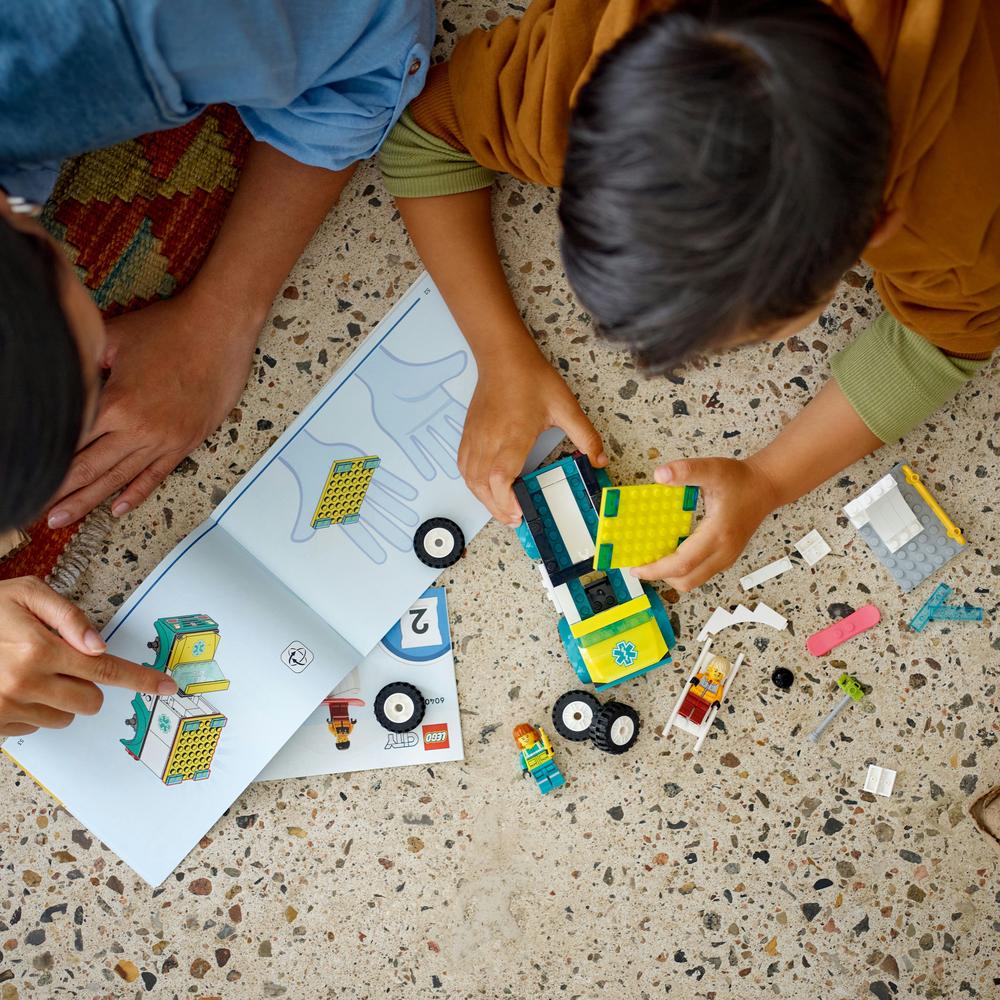 LEGO® Sanitka a snowboardista 60403 Obrázek