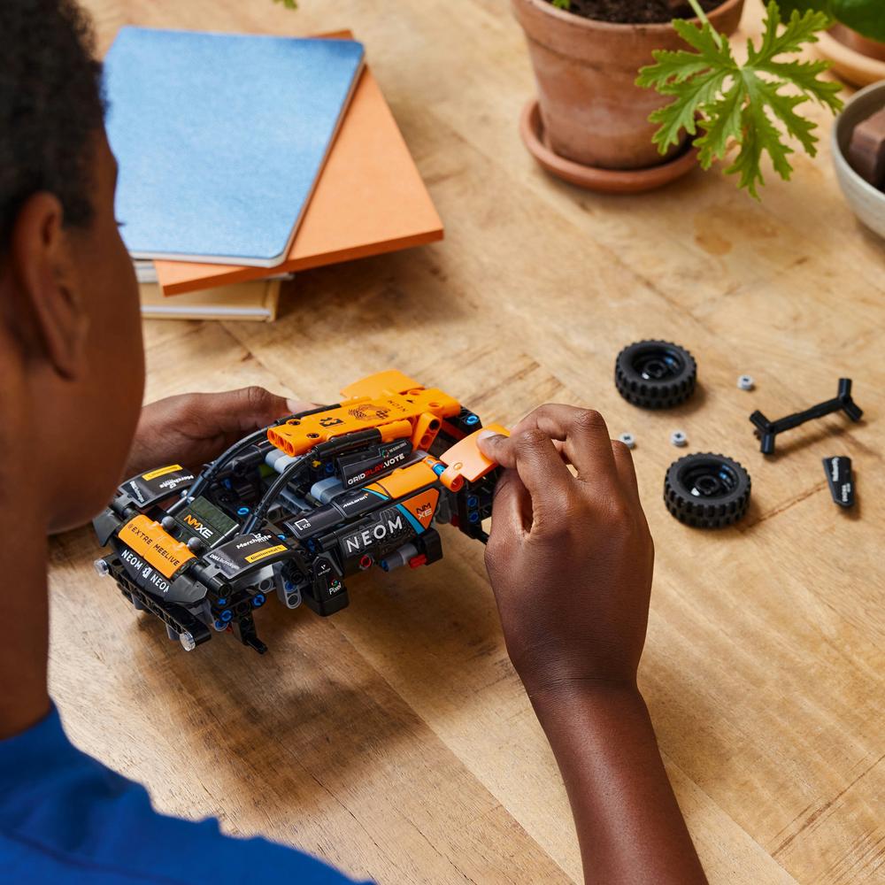 LEGO® NEOM McLaren Extreme E Race Car 42166 Obrázek