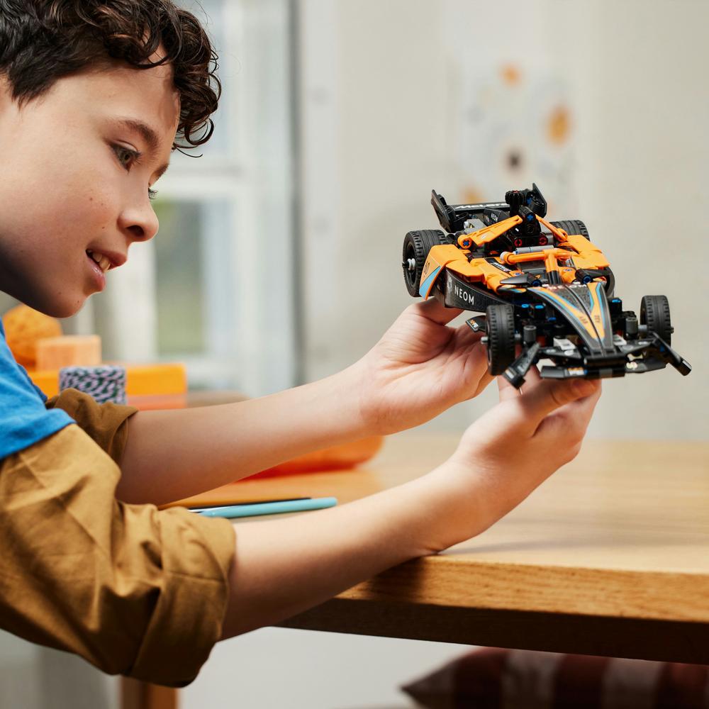 LEGO® NEOM McLaren Formula E Race Car 42169 Obrázek