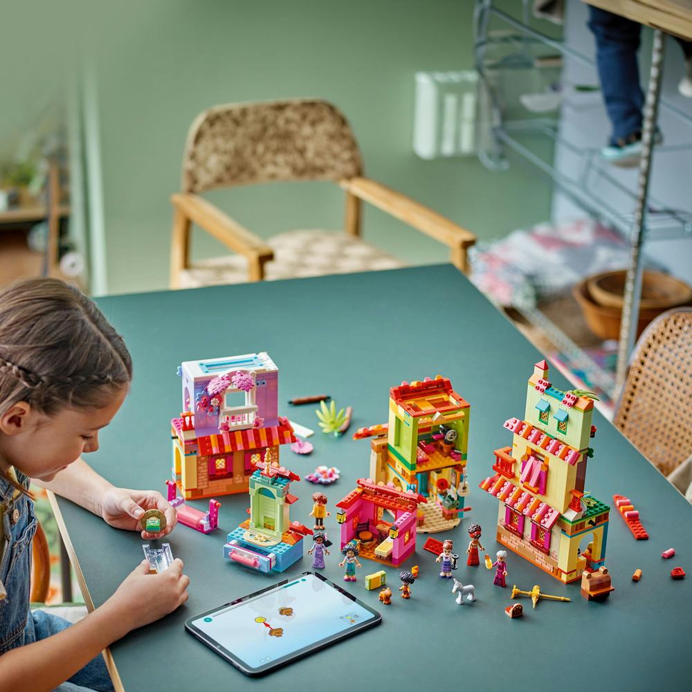 LEGO® Kouzelný dům Madrigalových 43245 Obrázek