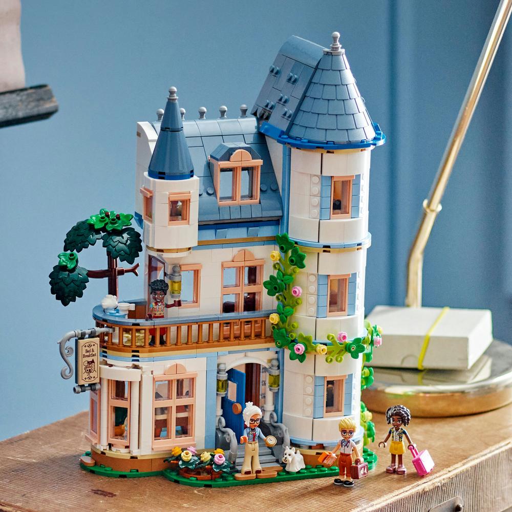 LEGO® Hotel na zámku 42638 Obrázek